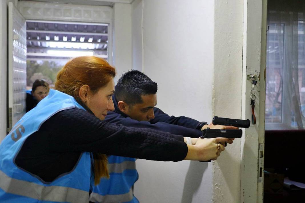 Yerli Lara Croft, karanlıkta hedefi 12'den vuruyor! Polis eğitmeni Nisa Aydın'ın müdahale teknikleri nefesleri kesiyor 4